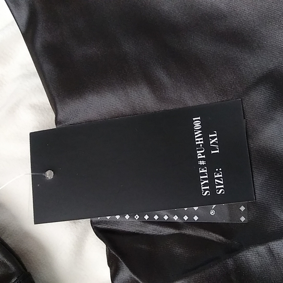 🎉 Black Faux Leather Stretch Leggings🎉 - Picture 6 of 8